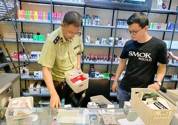 Lực lượng chức năng Cục Quản lý thị trường TP Hà Nội kiểm tra một cửa hàng kinh doanh thuốc lá điện tử trên địa bàn quận Hoàn Kiếm. (Ảnh Internet)