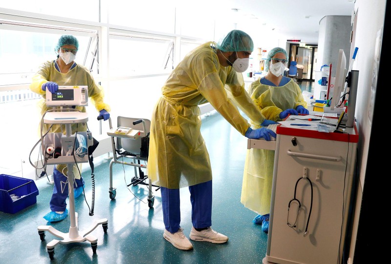 Ảnh minh họa: Bác sĩ chuyên khoa mạch máu Cihan Celik thu thập thông tin về một bệnh nhân tại một phòng khám ở Darmstadt, Đức, ngày 11/5/2021. (Ảnh: REUTERS)