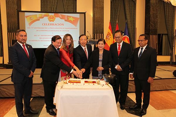 Đại sứ Hoàng Xuân Hải và các vị đại biểu cắt bánh mừng Quốc khánh Việt Nam. (Nguồn: Ủy ban nhà nước về người Việt ở nước ngoài)