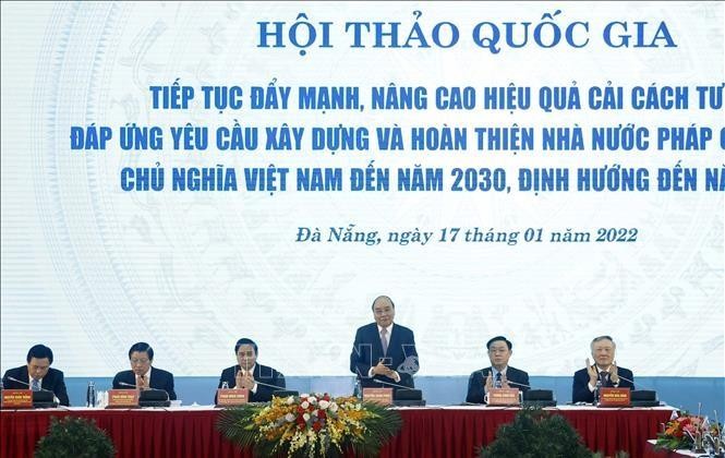 Chủ tịch Nước Nguyễn Xuân Phúc cùng các đồng chí lãnh đạo Đảng và Nhà nước chủ trì Hội thảo quốc gia với chủ đề ''Tiếp tục đẩy mạnh, nâng cao hiệu quả cải cách tư pháp đáp ứng yêu cầu xây dựng và hoàn thiện Nhà nước pháp quyền xã hội chủ nghĩa Việt Nam đến năm 2030, định hướng đến năm 2045''. Ảnh: TTXVN