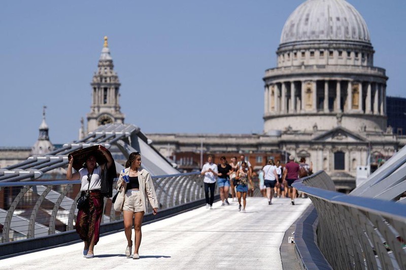 Nắng gay gắt tại Cầu Thiên niên kỷ ở London, Anh, ngày 18/7. Ảnh: Reuters