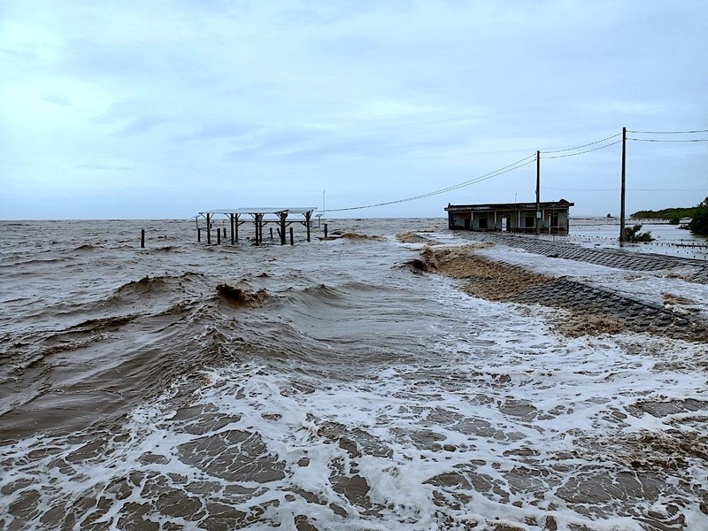 Sóng biển vượt ngưỡng phương hại khu vực đê biển Tây tỉnh Cà Mau.
