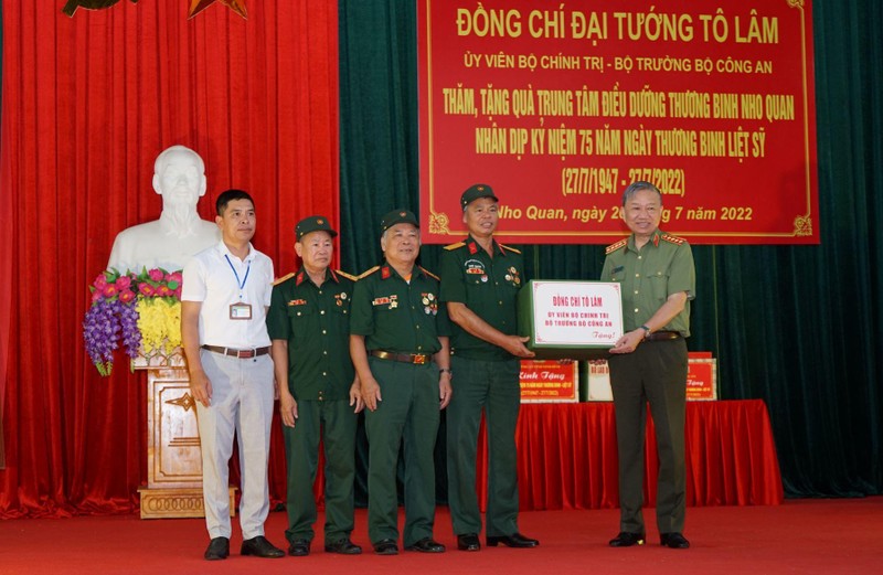 Đại tướng Tô Lâm, Ủy viên Bộ Chính trị, Bộ trưởng Công an tặng quà cho các thương, bệnh binh ở Ninh Bình.