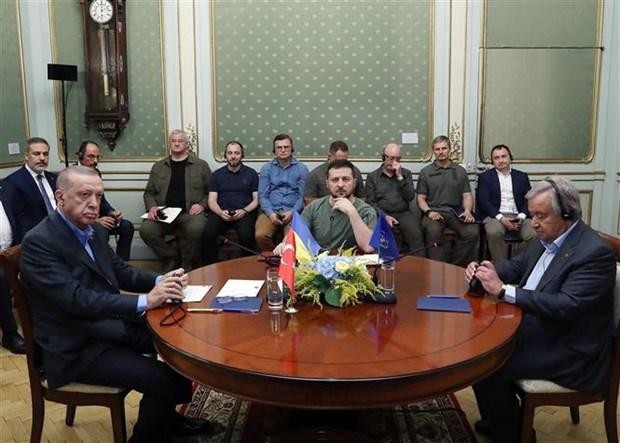 Tổng thống Ukraine Volodymyr Zelensky (giữa, phía trước), Tổng Thư ký Liên hợp quốc Antonio Guterres (phải) và Tổng thống Thổ Nhĩ Kỳ Tayyip Erdogan (trái, phía trước) trong cuộc gặp tại Lviv (Ukraine) ngày 18/8/2022. (Ảnh: AFP/TTXVN)