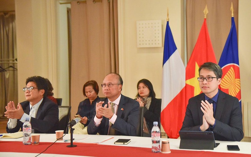 Đại sứ Đinh Toàn Thắng (giữa) cùng đại diện Thương vụ và Bộ phận Xúc tiến đầu tư Việt Nam tại Pháp tham dự Hội nghị trực tuyến của Thủ tướng Chính phủ. (Ảnh: MINH DUY)