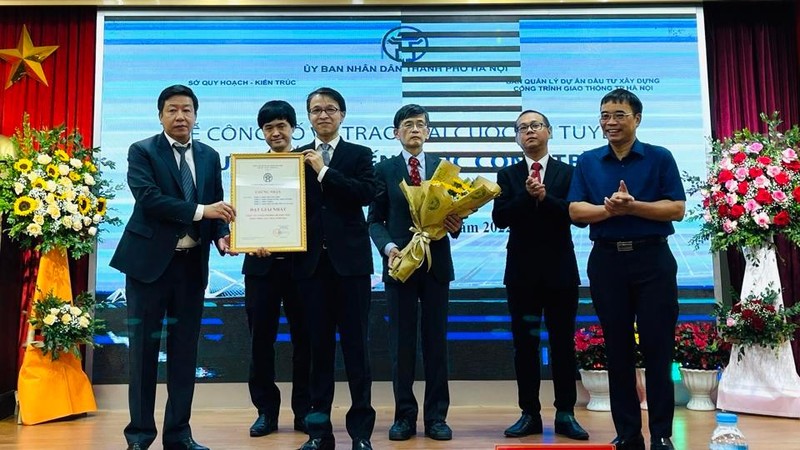 Lãnh đạo Ủy ban nhân dân thành phố Hà Nội trao giải Nhất phương án kiến trúc cầu Trần Hưng Đạo cho nhóm tác giả.