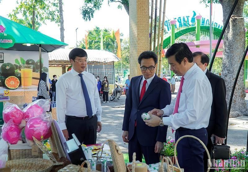 Phó Thủ tướng Vũ Đức Đam cùng lãnh đạo tỉnh Đồng Tháp tham quan các gian hàng tại diễn đàn.