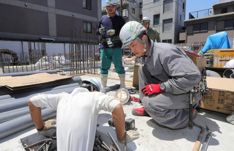 Lao động nước ngoài tại Nhật Bản thường phải làm những công việc nặng nhọc. Ảnh: NIKKEI