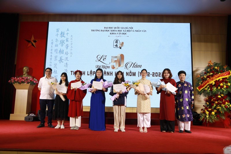 Trường đại học Khoa học Xã hội và Nhân văn (Đại học Quốc gia Hà Nội) trao học bổng cho sinh viên xuất sắc. Ảnh: TTXVN
