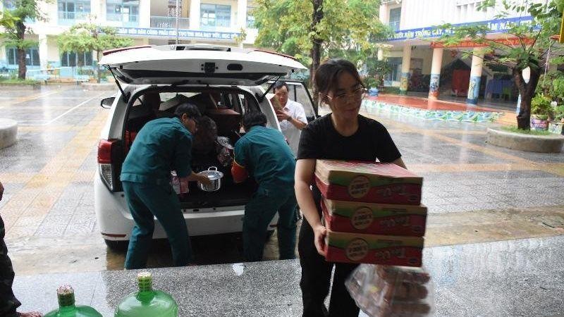 Phường Nại Hiên Đông, quận Sơn Trà chuẩn bị lương thực thực phẩm cho người dân tránh bão tại điểm Trường tiểu học Hai Bà Trưng.