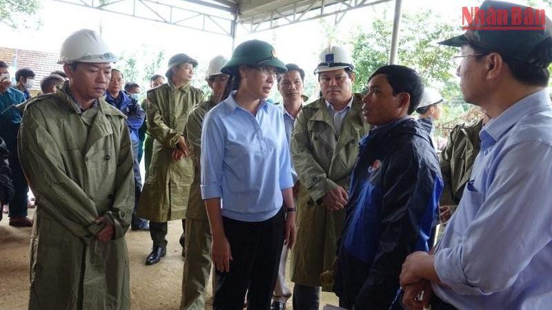Bí thư Tỉnh ủy Quảng Ngãi Bùi Thị Quỳnh Vân kiểm tra công tác di dời dân vùng có nguy cơ sạt lở núi huyện Trà Bồng.