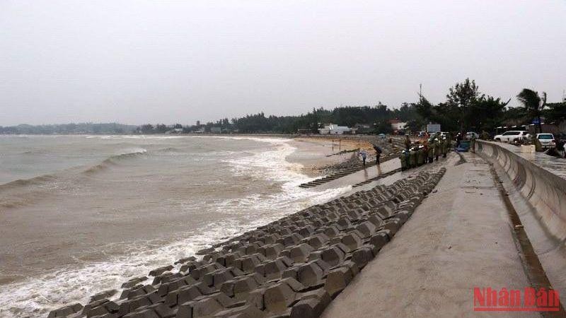 Công trình kè chống sạt lở bờ biển xã Bình Hải, huyện Bình Sơn phát huy hiệu quả trong cơn bão số 4, bảo vệ nhà dân trước sóng lớn.