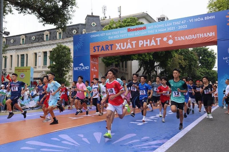 Các vận động viên xuất phát tại Giải chạy Báo Hà Nội mới 2022. 