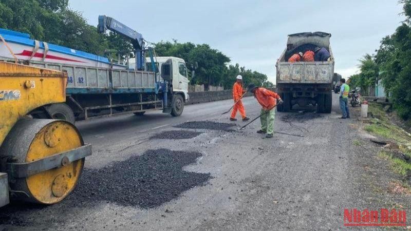 Các đơn vị thi công đang khẩn trương khắc phục, sửa chữa hư hỏng mặt đường, bảo đảm an toàn giao thông trên tuyến quốc lộ 1 đoạn qua Phú Yên.
