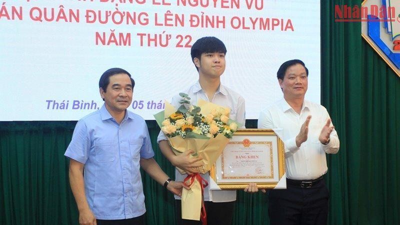 Lãnh đạo tỉnh Thái Bình tặng hoa, bằng khen và tiền thưởng 100 triệu đồng cho em Đặng Lê Nguyên Vũ.