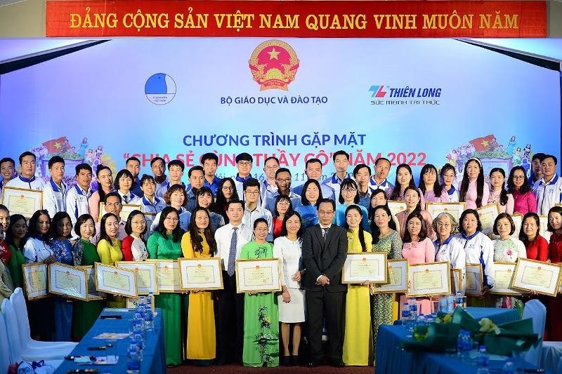 Thứ trưởng Giáo dục và Đào tạo Hoàng Minh Sơn cùng Bí thư Trung ương Đoàn Nguyễn Minh Triết (hàng đầu, thứ 9 và 12 từ phải sang) trao Bằng khen tặng các đại biểu Chương trình “Chia sẻ cùng thầy cô” năm 2022.