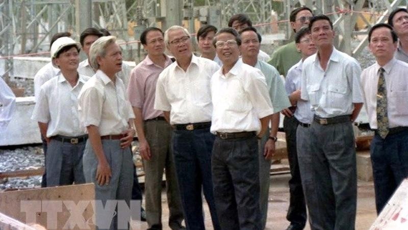 Chiều 12/7/1994, Thủ tướng Võ Văn Kiệt và Phó Thủ tướng Trần Đức Lương đến thăm và kiểm tra hoạt động của trạm biến áp 500 KV đường dây cao thế Bắc-Nam ở cầu Đò, Đà Nẵng. (Ảnh: Minh Đạo/TTXVN) 