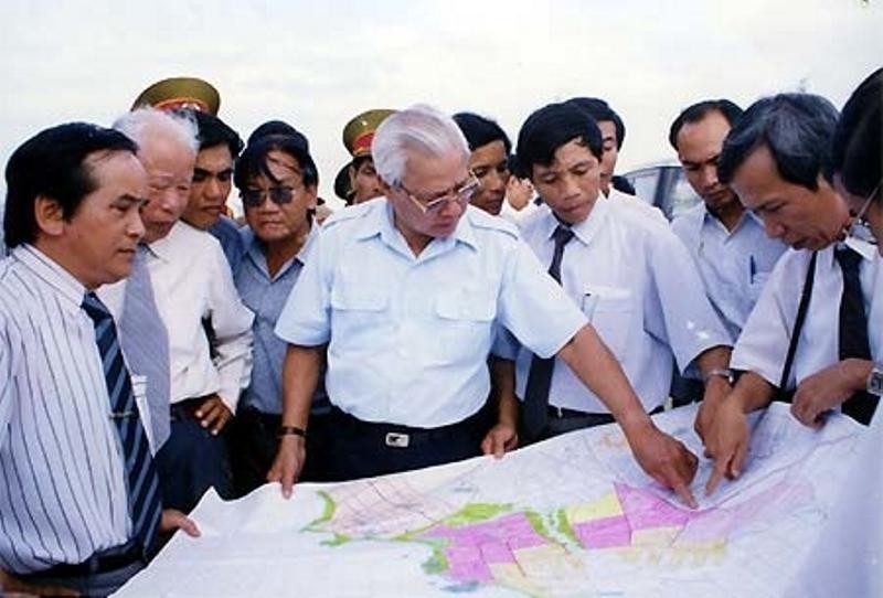 Thủ tướng Võ Văn Kiệt xem xét quy hoạch tổng thể xây dựng thành phố Vạn Tường, huyện Bình Sơn (Quảng Ngãi) phục vụ dự án xây dựng nhà máy lọc Dung Quất (tháng 7/1995). (Ảnh: VNE/TTXVN) 