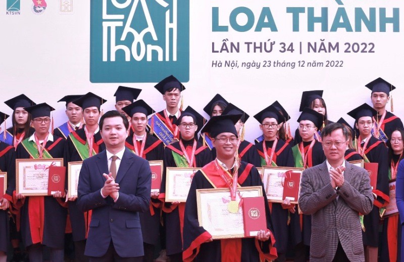Trao Giải thưởng Loa Thành năm 2022 tặng các sinh viên có đồ án xuất sắc tại buổi lễ. 