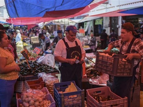 Người dân mua sắm tại một chợ ở Ozumba (Mexico). (Ảnh: AFP/TTXVN)