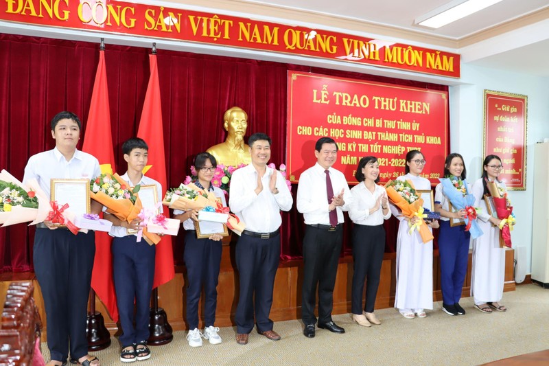 Bí thư Tỉnh ủy Đồng Nai Nguyễn Hồng Lĩnh khen thưởng cho các học sinh đạt thủ khoa kỳ thi tốt nghiệp trung học phổ thông năm học 2021-2022.