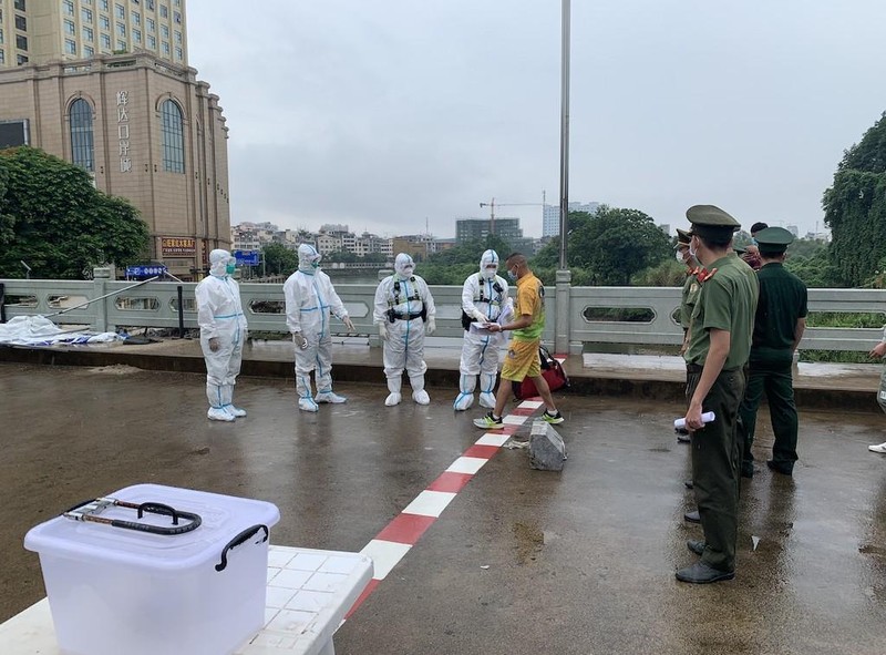 Lực lượng chức năng của Quảng Ninh tổ chức bàn giao 2 đối tượng người Trung Quốc nhập cảnh trái phép cho Công an Trung Quốc.