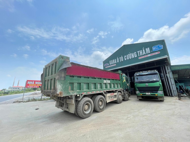 Xe tải chờ cắt thùng tại gara ô-tô Cường Thắm, xã Thanh Cao, huyện Lương Sơn.