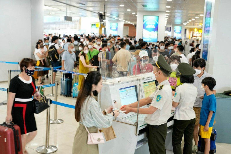 Hành khách cần kiểm tra kỹ giấy tờ tùy thân khi đi tàu bay.