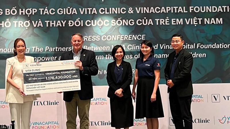 Đại diện Vinacapital Foundation và hệ thống Viện thẩm mỹ Vita clinic trao bảng hỗ trợ kinh phí giúp đỡ trẻ em có hoàn cảnh khó khăn.