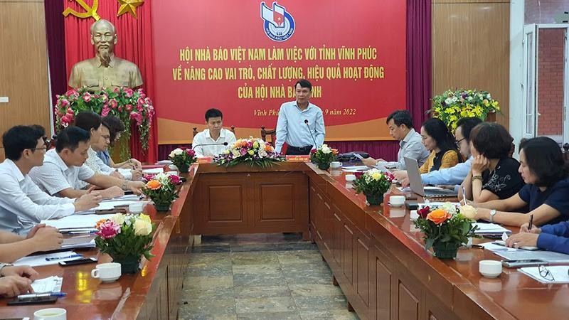 Phó Chủ tịch Thường trực Hội Nhà báo Việt Nam Nguyễn Đức Lợi phát biểu ý kiến tại buổi làm việc. 