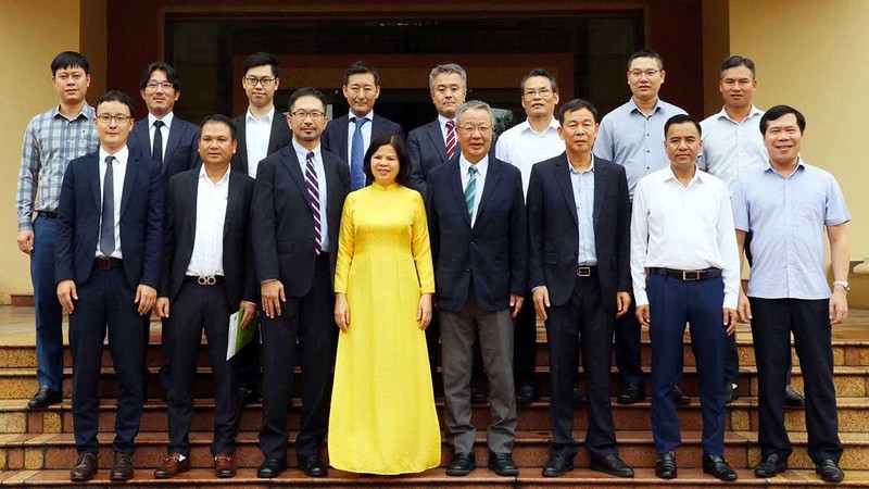 Chủ tịch UBND tỉnh Nguyễn Hương Giang chụp ảnh lưu niệm với Tập đoàn JFE Engineering Corporation.