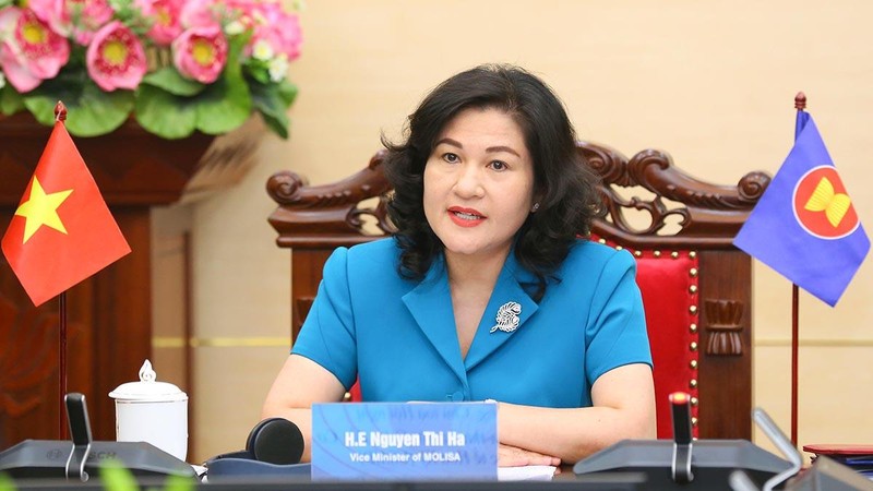 Thứ trưởng Nguyễn Thị Hà phát biểu tại buổi đối thoại trực tuyến.