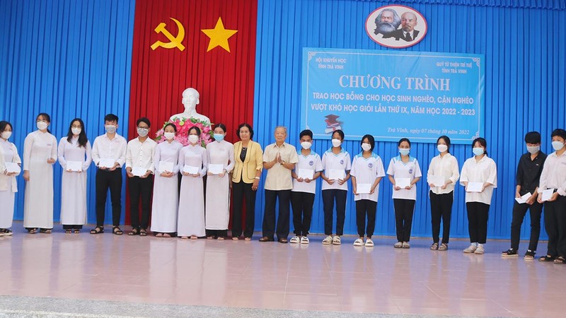 Các học sinh vượt khó, học giỏi tỉnh Trà Vinh được trao học bổng.