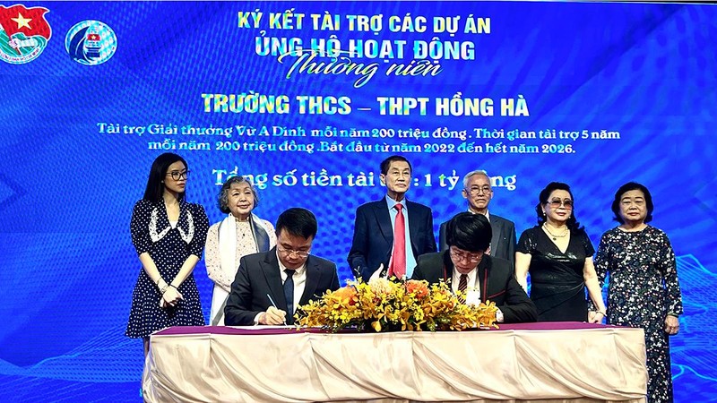 Đại diện các đơn vị, doanh nghiệp ký kết hỗ trợ các dự án, chương trình của Quỹ học bổng Vừ A Dính.