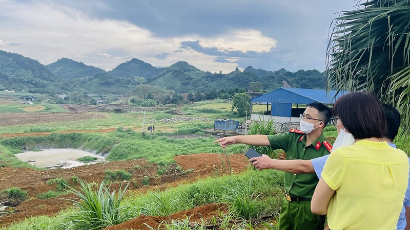 Kiểm tra việc chấp hành bảo vệ môi trường tại Công ty cổ phần giống bò sữa Mộc Châu sau khi tiếp nhận thông tin qua đường dây nóng.