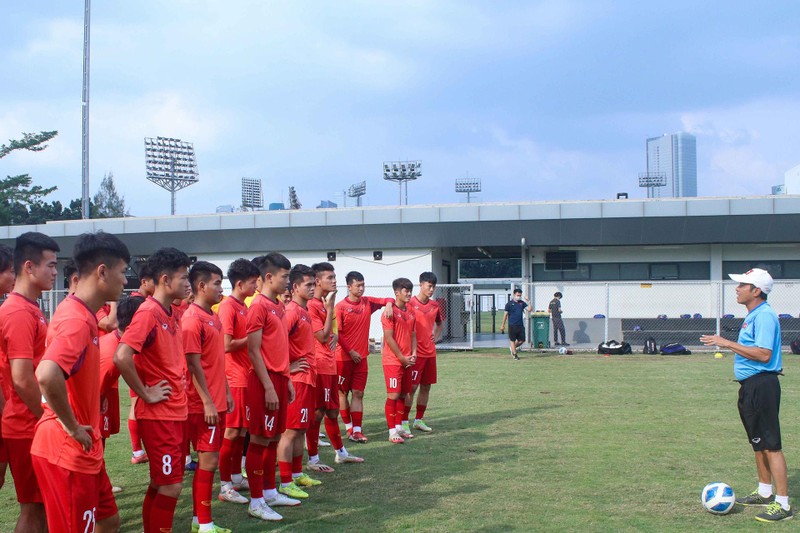 Huấn luyện viên Đinh Thế Nam dặn dò các cầu thủ U19 Việt Nam trong buổi tập luyện. (Ảnh: VFF)