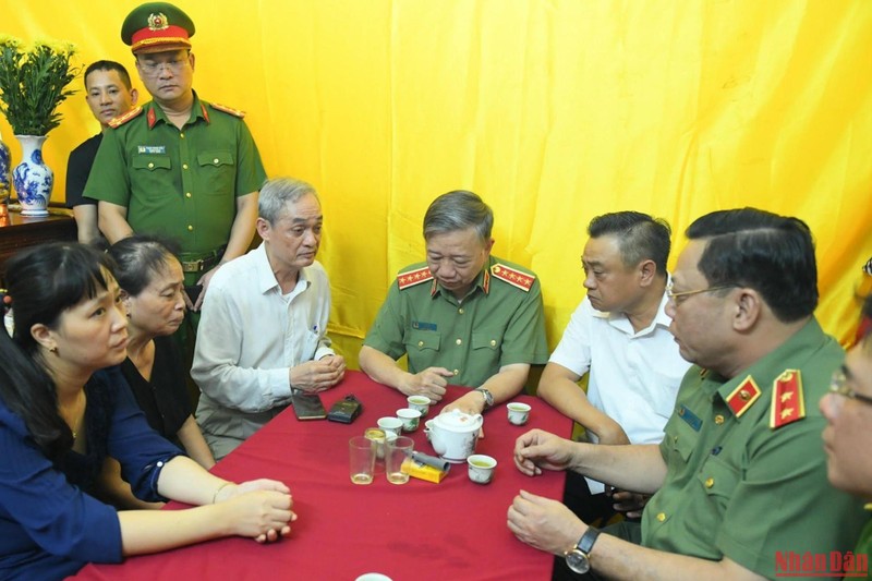 Bộ trưởng Tô Lâm cùng Đoàn công tác đến thăm hỏi, động viên và chia sẻ với gia đình Thượng tá Đặng Anh Quân. (Ảnh: Thành Đạt)