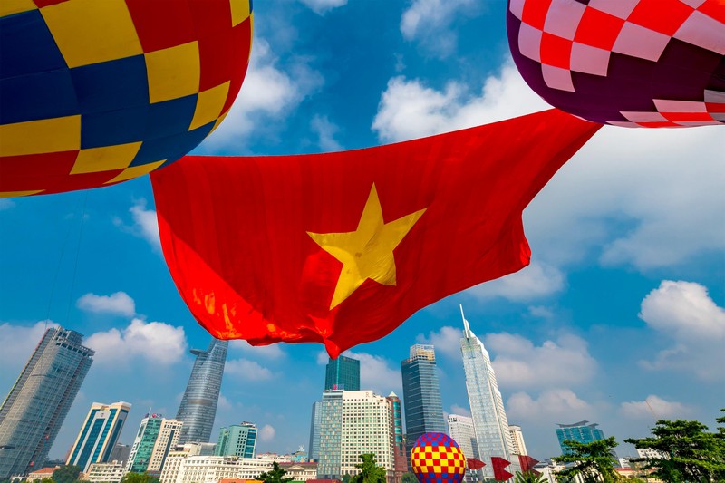 Lần đầu tiên Thành phố Hồ Chí Minh tổ chức kéo đại kỳ bằng khinh khí cầu.