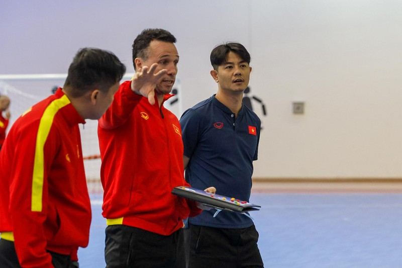 Huấn luyện viên trưởng Diego Giustozzi liên tục đưa ra những chỉ dẫn với đội tuyển futsal Việt Nam. (Ảnh: VFF)