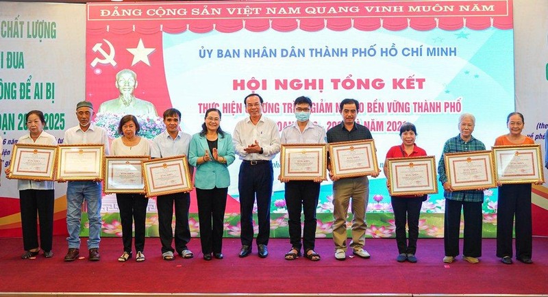 Ủy ban nhân dân Thành phố Hồ Chí Minh khen thưởng các cá nhân có thành tích xuất sắc trong thực hiện Chương trình giảm nghèo bền vững giai đoạn 2016-2020.