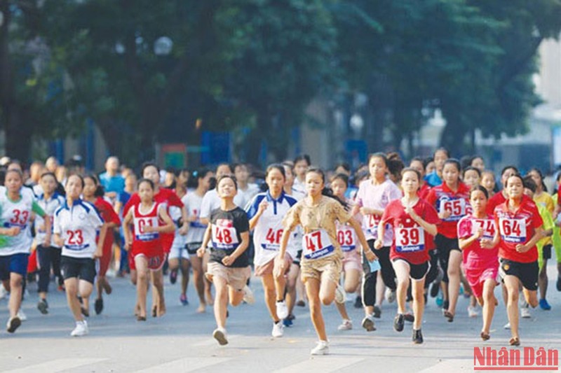 Giải chạy báo Hà Nội mới hằng năm thu hút hàng nghìn vận động viên tham dự. (Ảnh: MINH GIANG)