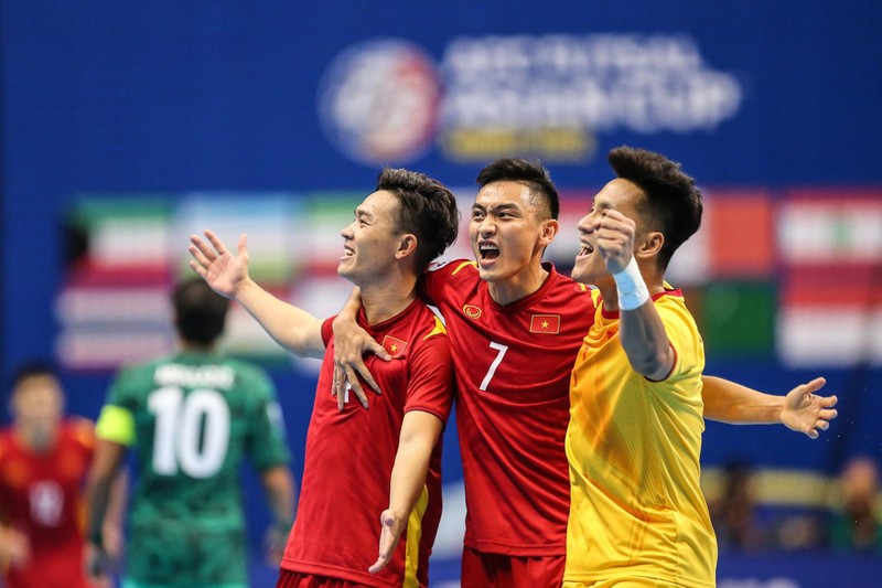 Các tuyển thủ futsal Việt Nam ăn mừng chiến thắng. (Ảnh: VFF)