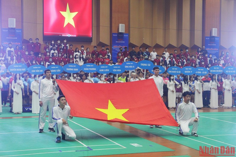 Các đội, ban trọng tài cùng toàn thể đại biểu tham dự Lễ khai mạc thực hiện nghi thức chào cờ. (Ảnh: PHAN THẠCH)