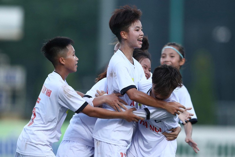 Các cầu thủ U16 nữ Hà Nội ăn mừng chiến thắng. (Ảnh: VFF)