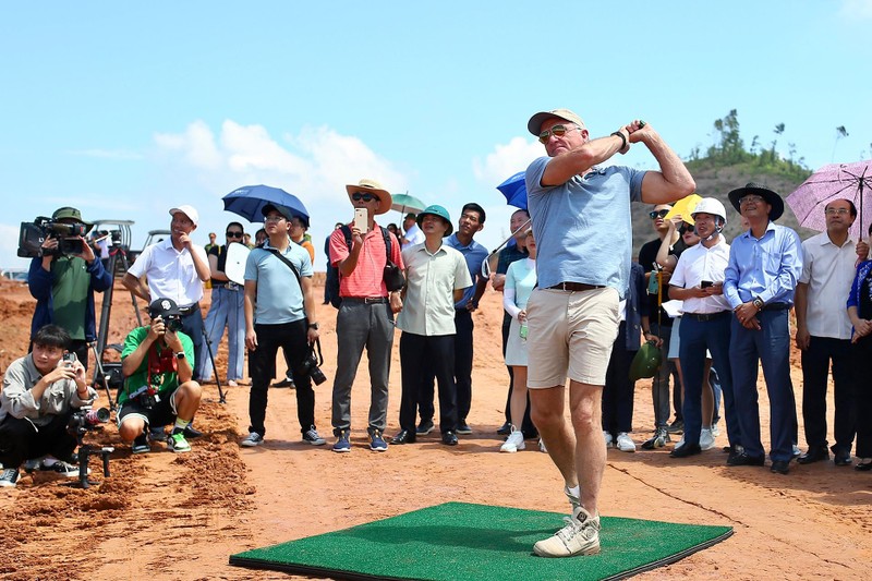 Huyền thoại golf thế giới Greg Norman thực hiện cú swing. 