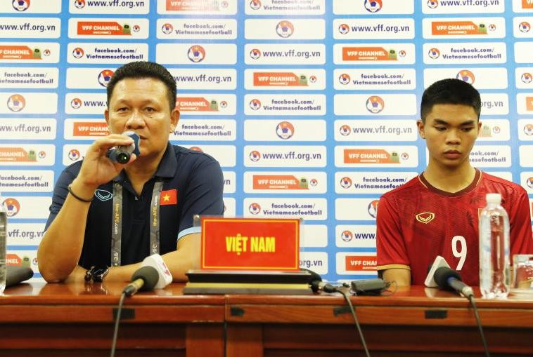 Huấn luyện viên Nguyễn Quốc Tuấn và cầu thủ Lê Phát tại buổi họp báo sau trận đấu. (Ảnh: VFF)