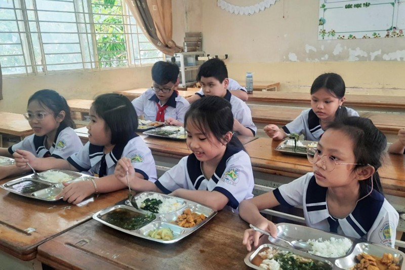 Giờ ăn bán trú của học sinh Trường tiểu học Phan Đình Phùng, quận 3, Thành phố Hồ Chí Minh. 