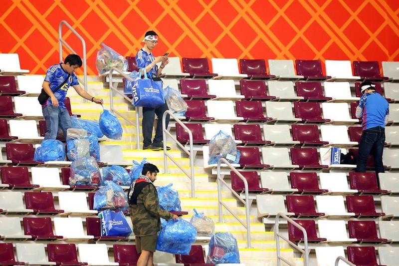 Một nhóm cổ động viên Nhật Bản xếp những túi rác gọn gàng để ban tổ chức dễ thu gom. (Ảnh: B/R Football)