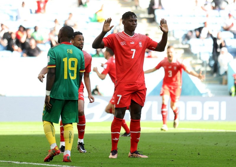 Embolo (số 7) từ chối mừng bàn vào lưới Cameroon. (Ảnh: Reuters)