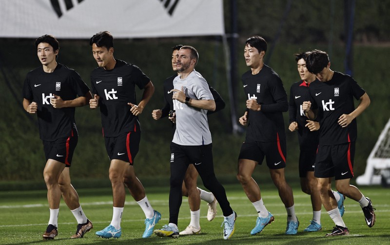 Đội tuyển Hàn Quốc tích cực chuẩn bị cho trận đấu mở màn với Uruguay tại World Cup 2022. (Ảnh: Reuters)